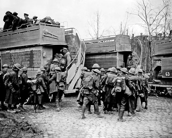 British soldiers boarding buses, Western Front, WW1