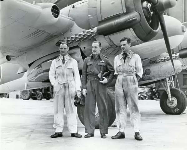 Ron Ellison and Hugh Statham alongside Bristol Beaufighter