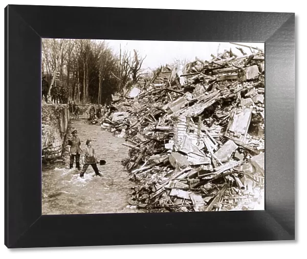 WW1 - Chateau Caulaincourt destroyed - Passage over Somme