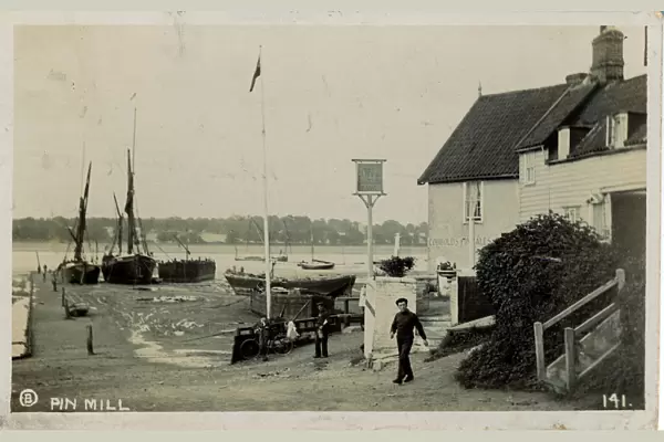 Butt & Oyster Inn, Pin Mill, Ipswich, Chelmondiston, Suffolk, England. Date: 1913