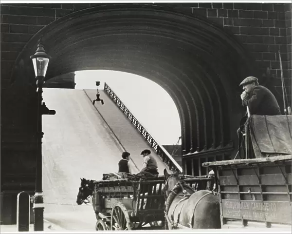 Tower Bridge  /  Carts 1930S