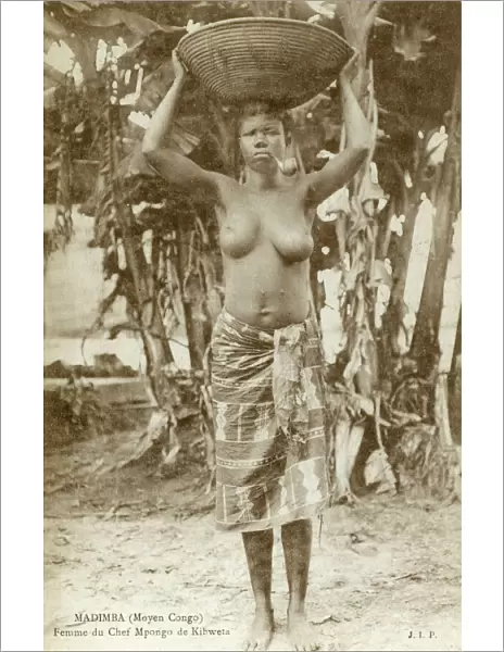 Madimba - Congo - Pipe-smoking lady