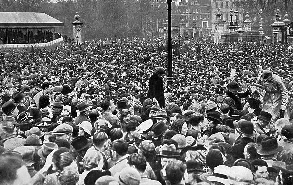 1937 Coronation - Cheering throngs at the Palace