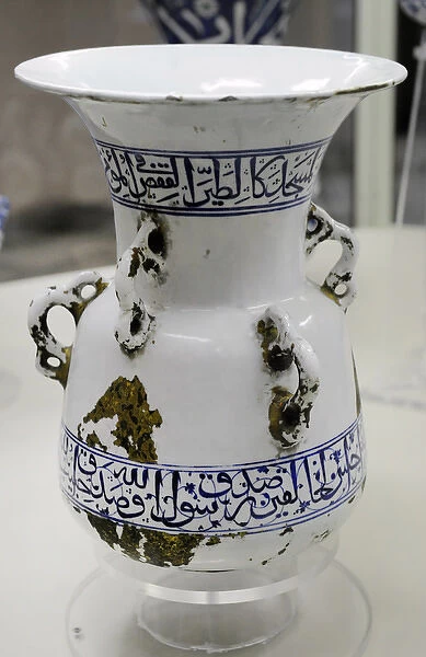 Blue and white mosque lamp. Glazed. 1520-1525. From Yavuz Se