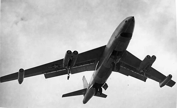 A Boeing B-47 Stratojet arrives at RAF Fairford from Florida
