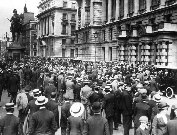 Crowds gathered outside War Office in August 1914, WW1