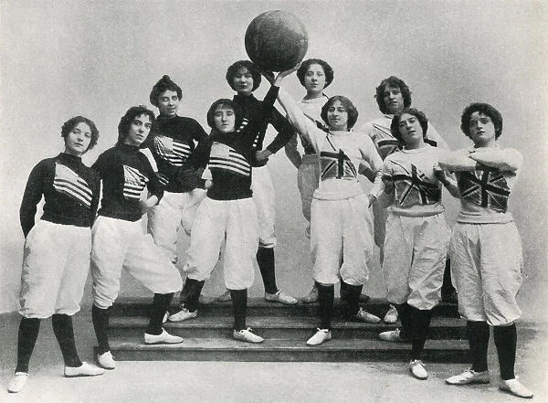 English and American netball teams at the Alhambra