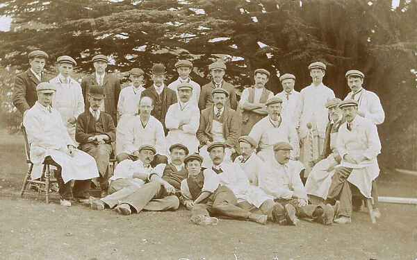 Group photo, large group of workmen