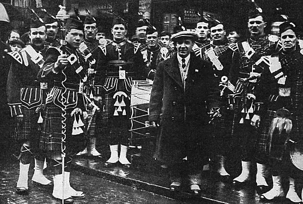 Harry Lauder with his recruiting pipe band, WW1