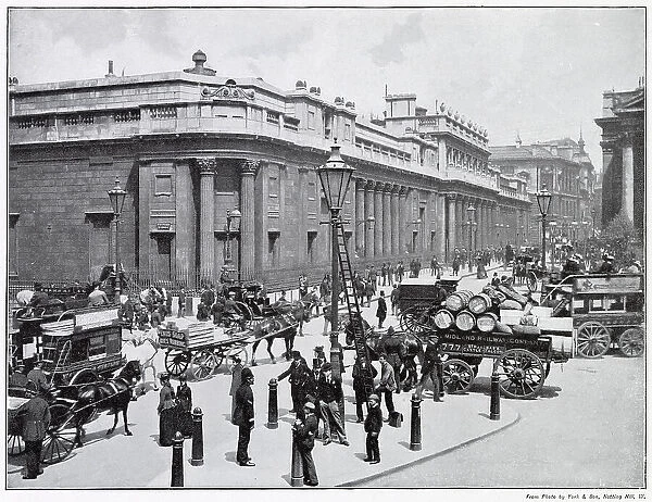 Looking down Threadneedle Street at the Bank of England. Date: 1901