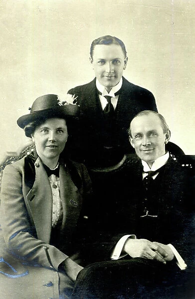 Portrait photo, family of three