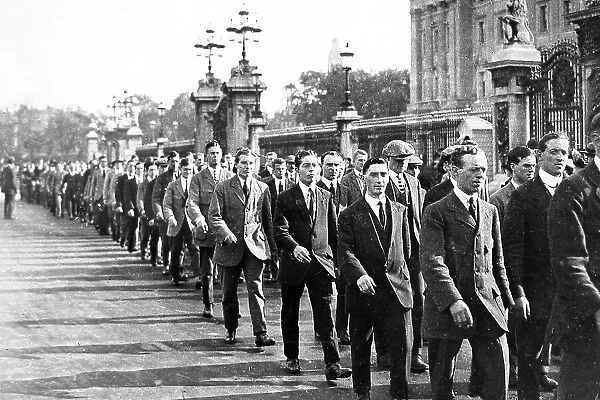 Recruits outside Buckingham Palace during WW1