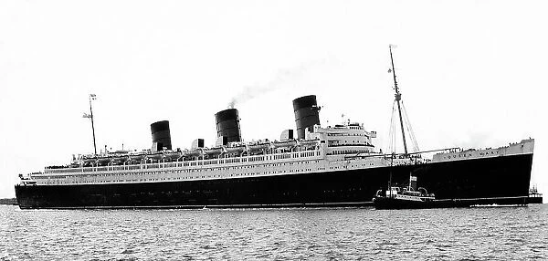 RMS Queen Mary, Southampton in 1953
