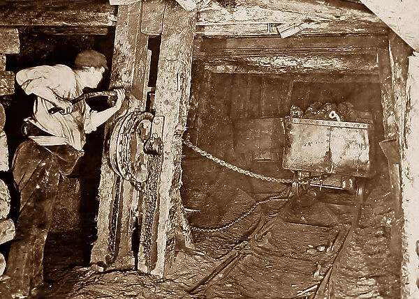 Self acting incline in a coal mine