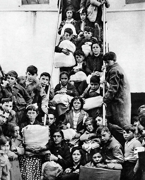 Spanish Civil War child refugees arrive at Southampton, 1937