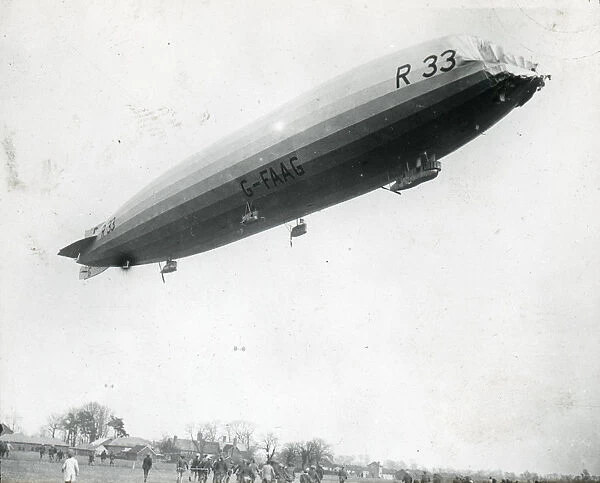 Side view of airship R. 33 (G-FaG) in flight