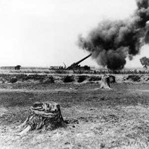 British heavy gun in action, Somme area, WW1