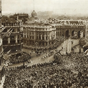 Coronation 1953, crowds in Trafalgar Square