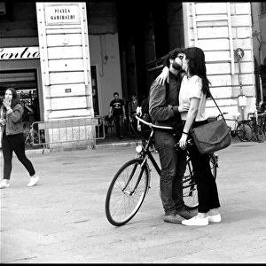 Couple kissing Piazza Garibaldi Pisa