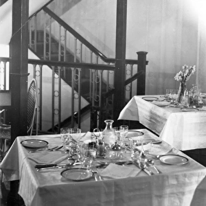 Part of the dining room aboard the HMA R100