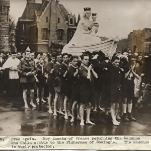 French scouts with statue of Madonna and Child, Boulogne