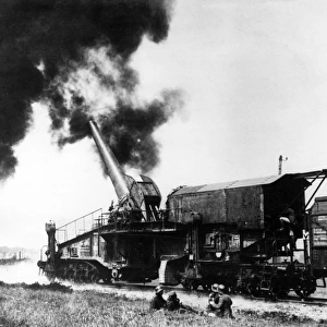 German heavy railway-mounted gun in action, WW1