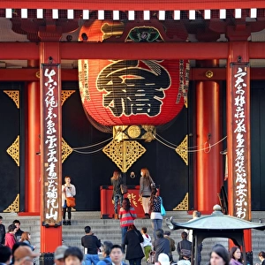 Giant red Japanese lantern, Senso-Ji Temple, Asakusa, Tokyo