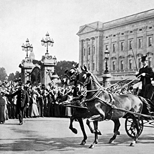 King and Queen outside Buckingham Palace, WWI