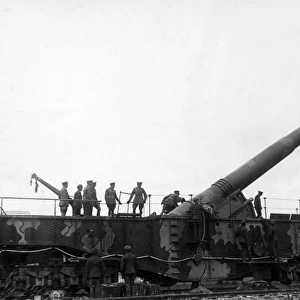 Large British gun inspected by officers, WW1