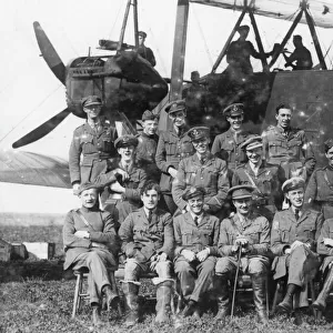 Officers of 207 Squadron with Handley Page bomber, WW1