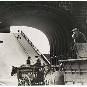 Tower Bridge / Carts 1930S