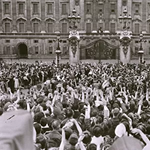 VE Day - crowds at Buckingham Palace