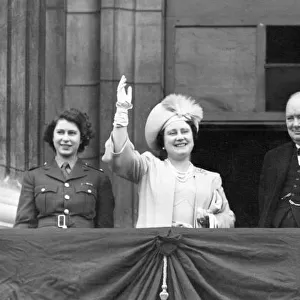VE Day - royal family and Churchill on balcony