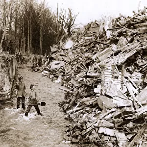 WW1 - Chateau Caulaincourt destroyed - Passage over Somme