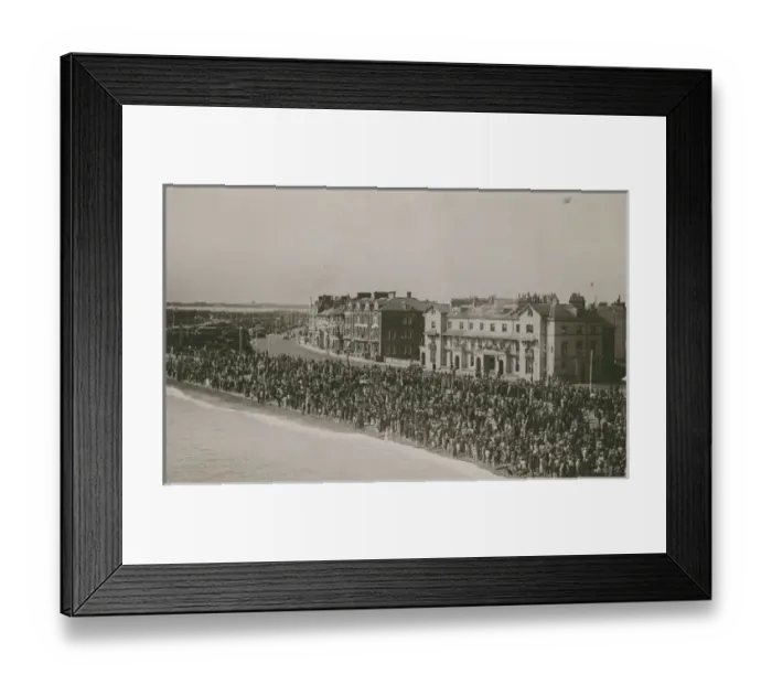 Framed Print : Crowds on Southsea beach watching Flt Lt Boothman Framed Print : Crowds on Southsea beach watching Flt Lt Boothman