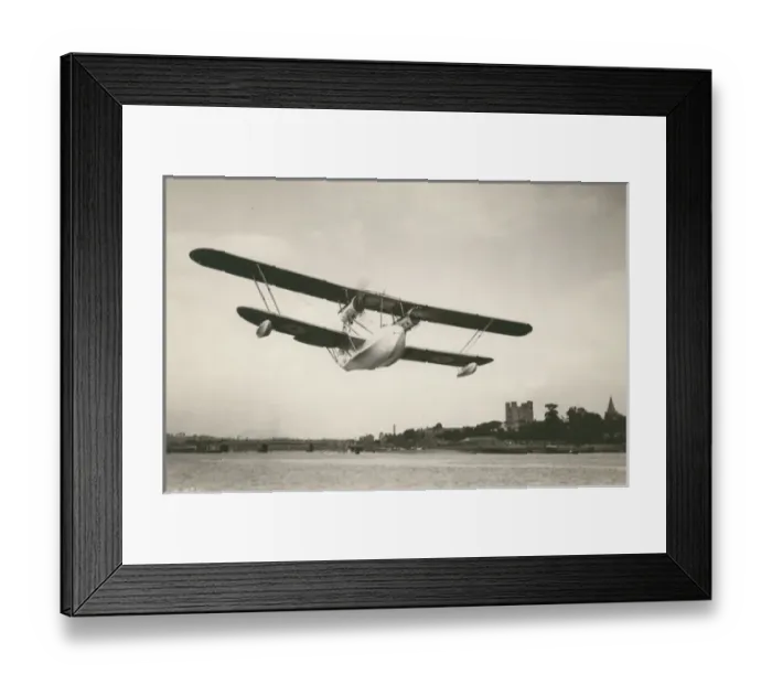 Framed Print : Short S5 Singapore I Framed Print : Short S5 Singapore I