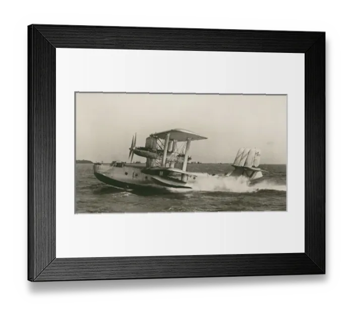 Framed Print : Short S19 Singapore III, K4577 Framed Print : Short S19 Singapore III, K4577