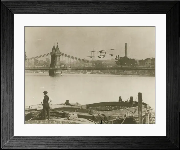 Framed Print : A flyingboat lands on the Thames, Hammersmith during trials Framed Print : A flyingboat lands on the Thames, Hammersmith during trials
