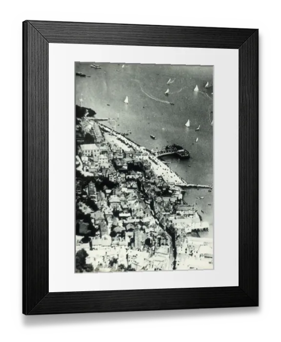 Framed Print : Aerial view of Cowes, Isle of Wight Framed Print : Aerial view of Cowes, Isle of Wight