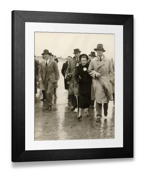 Framed Print : Giles Guthrie, Greta and C W A Scott