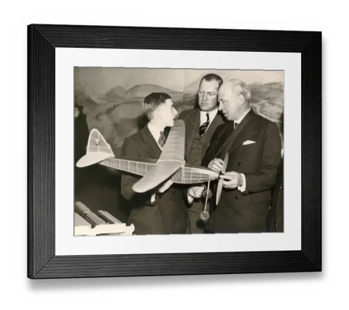 Framed Print : C W A Scott, centre, and Sir Harry Brittain, centre