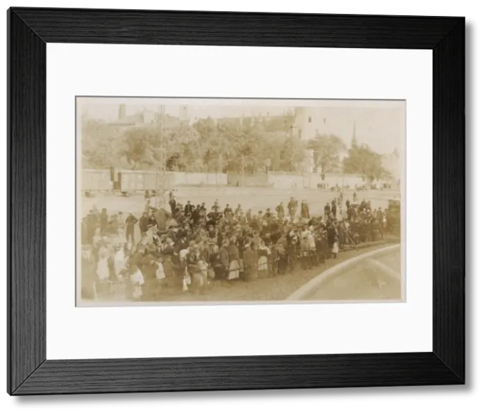Framed Print : Russians waiting for food - Revolution of 1917 Framed Print : Russians waiting for food - Revolution of 1917
