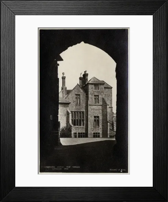 Framed Print : Carisbrooke Castle - View through the Gatehouse Arch Framed Print : Carisbrooke Castle - View through the Gatehouse Arch