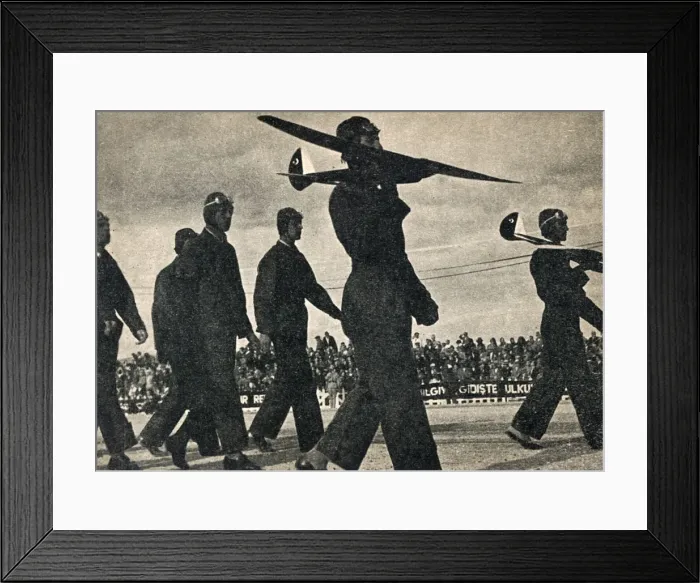Framed Print : Turkish Military parade - Holding gliders