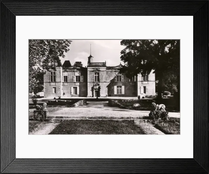 Framed Print : France - Margaux (Gironde) - Chateau d Issan Framed Print : France - Margaux (Gironde) - Chateau d Issan
