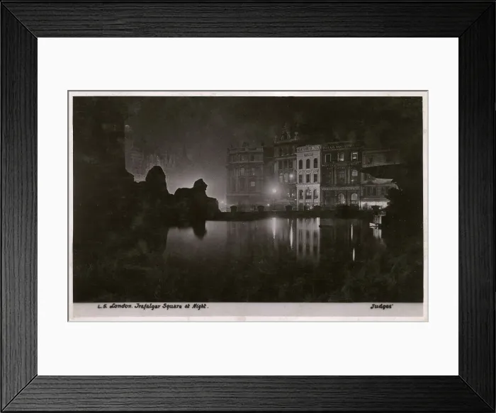 Framed Print : Trafalgar Square at night - London, England Framed Print : Trafalgar Square at night - London, England