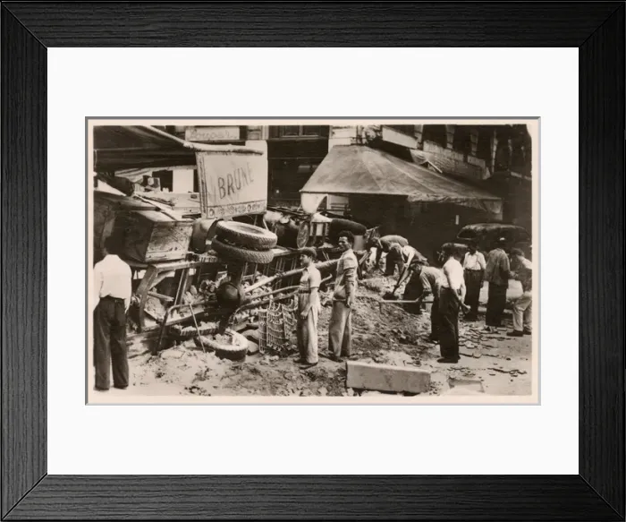 Framed Print : WW2 - Paris Liberation - The barricades Framed Print : WW2 - Paris Liberation - The barricades