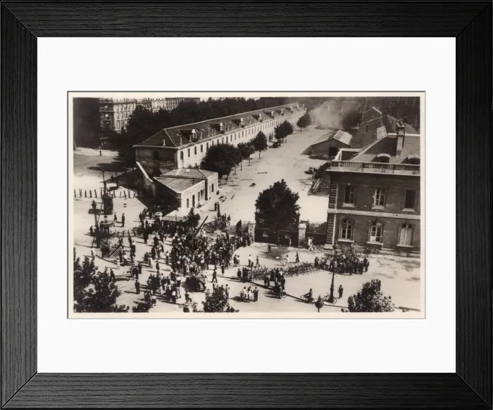 Framed Print : WW2 - Paris Liberation - The Taking of the Military School Framed Print : WW2 - Paris Liberation - The Taking of the Military School