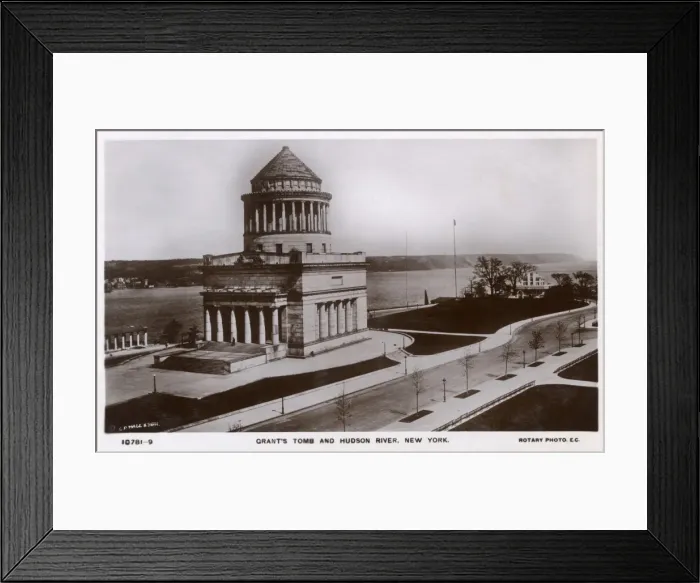 Framed Print : New York, USA - Grants Tomb and the Hudson River Framed Print : New York, USA - Grants Tomb and the Hudson River