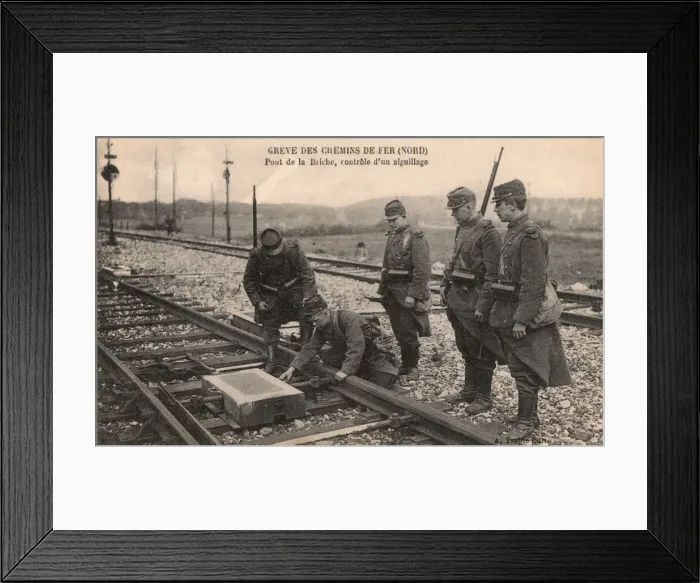 Framed Print : Temporary points maintenance - Army - French strike of 1912